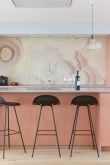 Персиковые стены на кухне