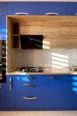 Синяя мебель на кухне