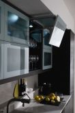 Стеклянный шкаф на кухне с подсветкой