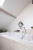Ванна в мансарде со скошенным потолком