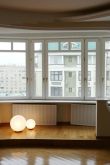 Дизайн комнаты с балконом и окном