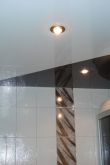 Глянцевый натяжной потолок в ванной