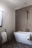 Кварцвиниловая плитка для ванной комнаты на стены