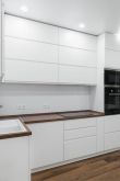 Кухонный гарнитур белый с деревянной столешницей