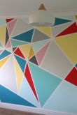 Покраска стены геометрическими фигурами в три цвета