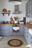 Голубая кухня с деревянной столешницей в интерьере