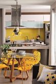 Желтый диван на кухне