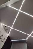 Парящий потолок с подсветкой в ванной