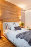Спальня с деревянной стеной