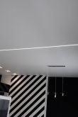 Натяжной потолок белый с черным кантом
