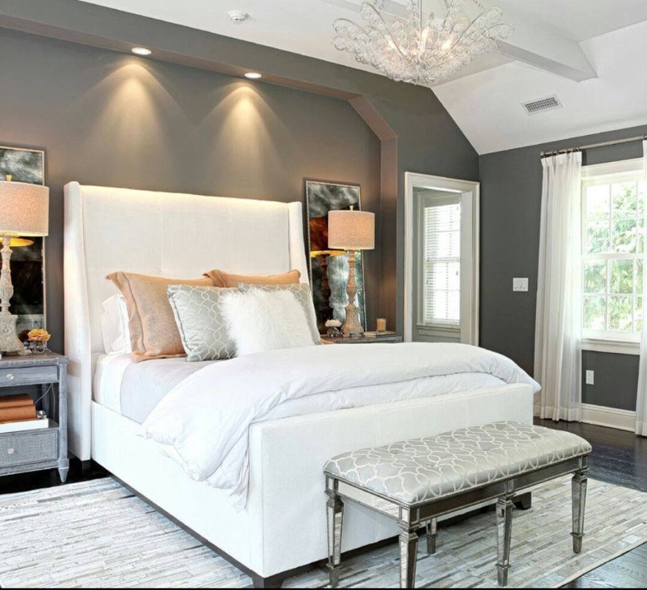 Светильники по бокам кровати