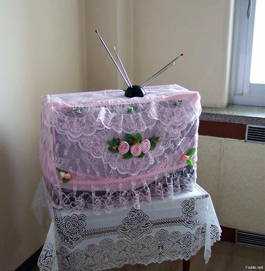 Кружевная салфетка на телевизоре