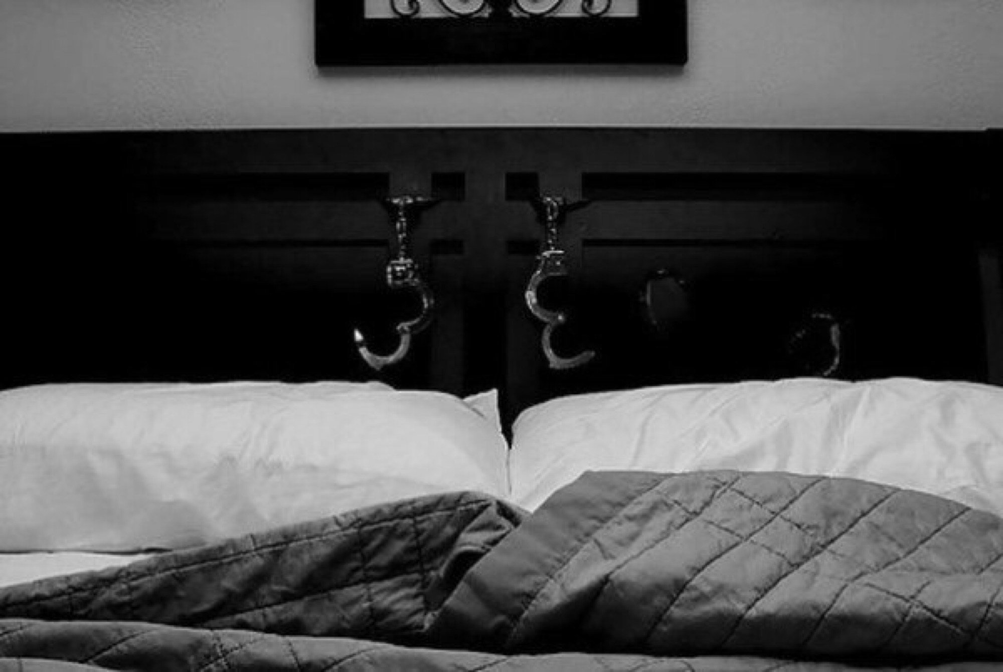 Фото связанные женщины на кровати фото