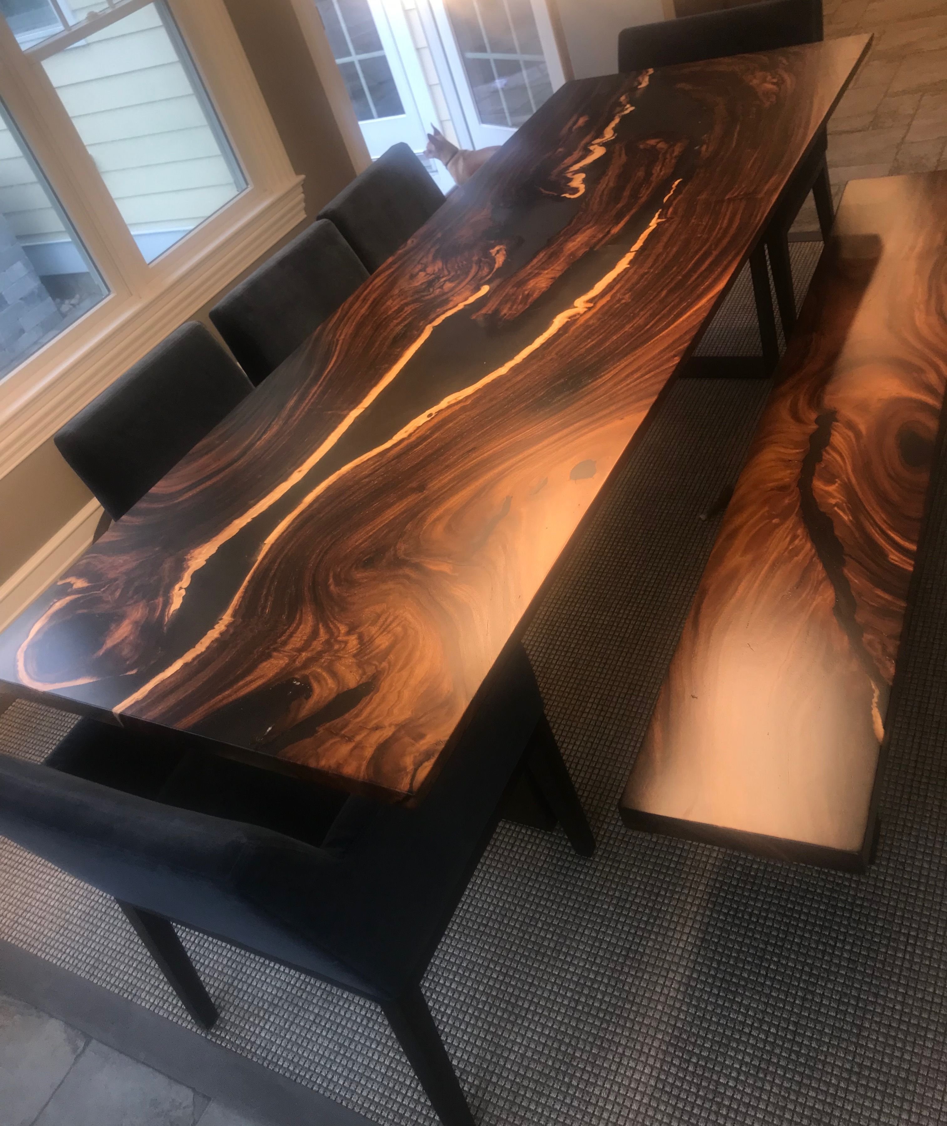 Эпоксидные кухонные столы. Стол-река Greg Klassen. Мебель из слэба дерева. Столешница из слэба и эпоксидной смолы. Слэб на пол.