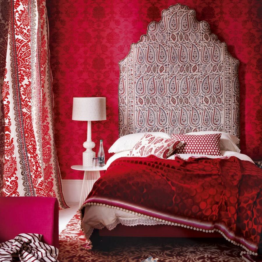 Комната в бордовом цвете