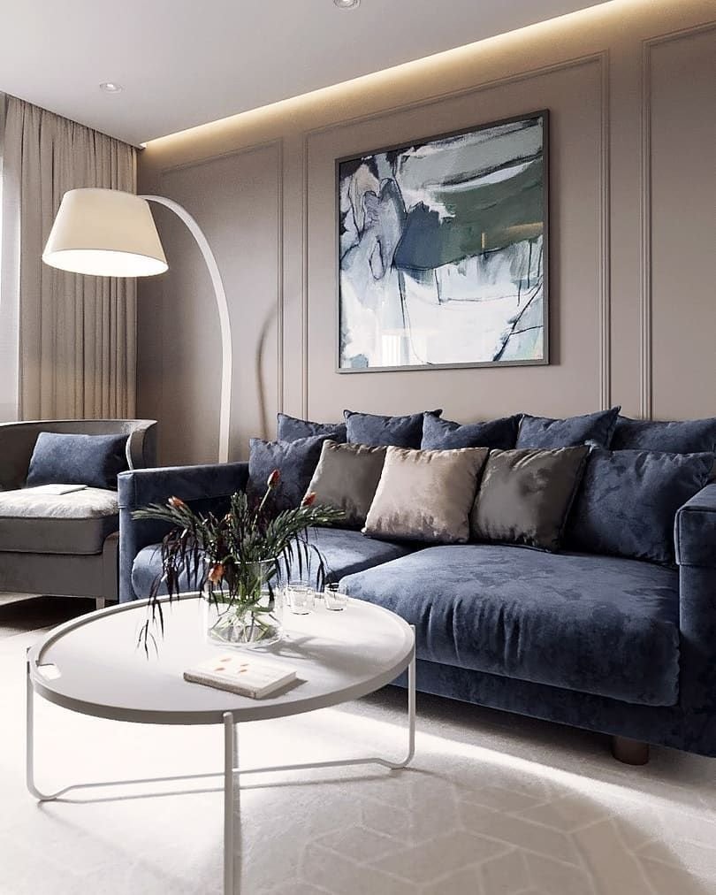 Гостиная с серым диваном