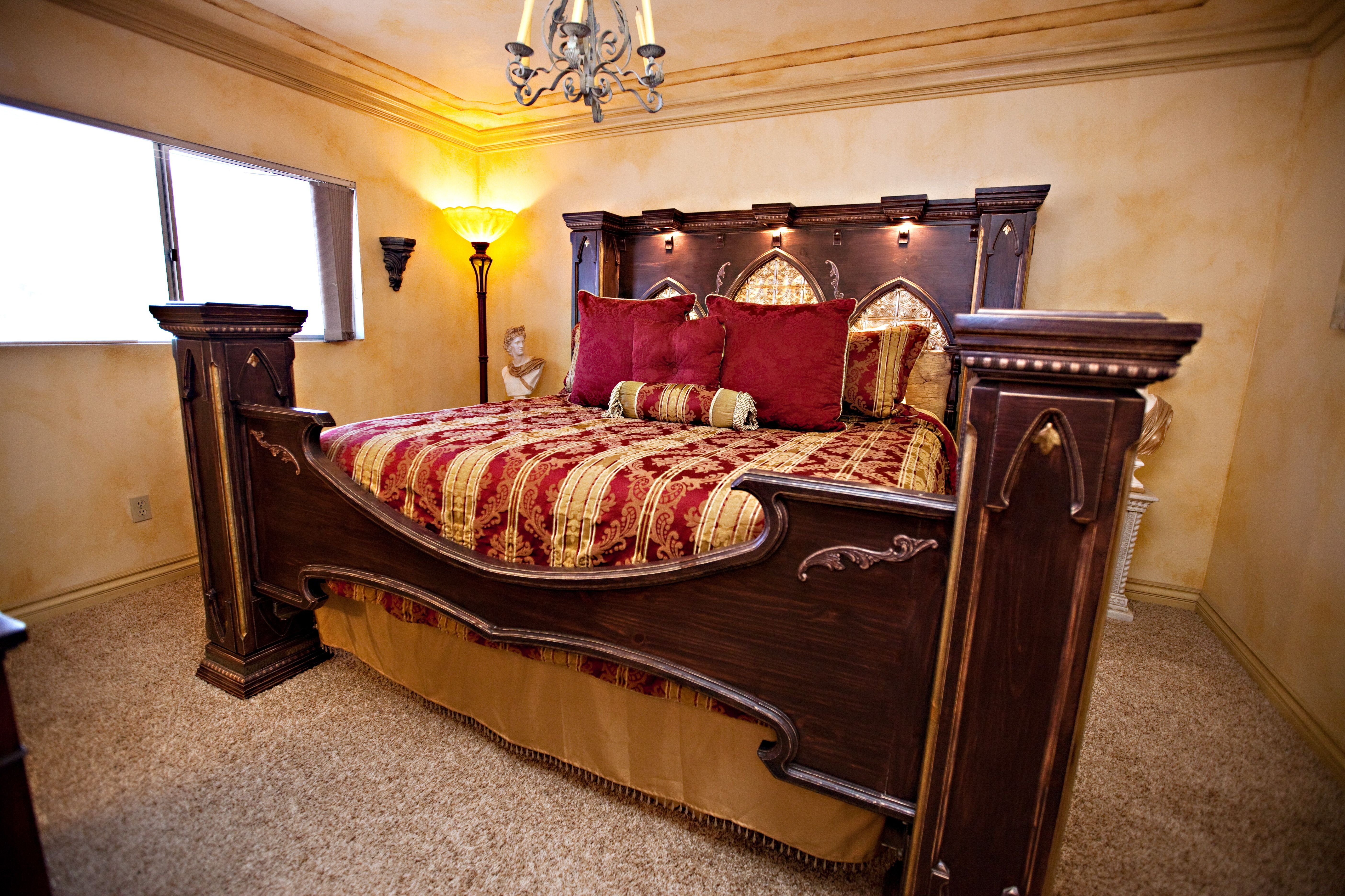 Бордель кровати. Кровать в романском стиле. Кровать в готическом стиле. Кровать в стиле Готика. Спальня в романском стиле.