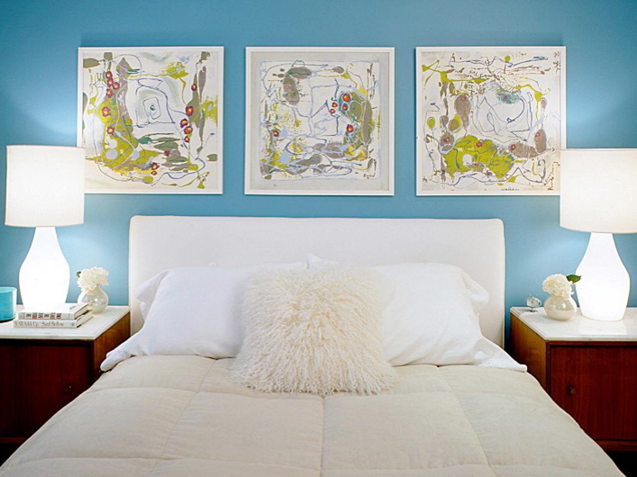 Какие картины выбрать. Картина в светлую спальню над кроватью. Фон стены с картинами в спальне. Картины для гостиниц и отелей.