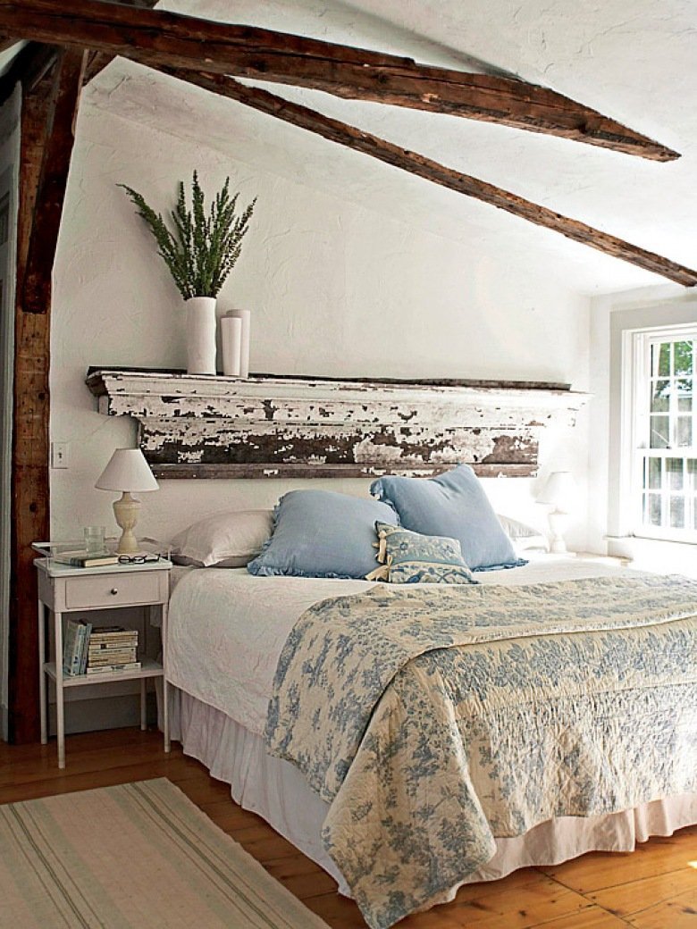 Спальня деревянная с книгами и рогами на стене