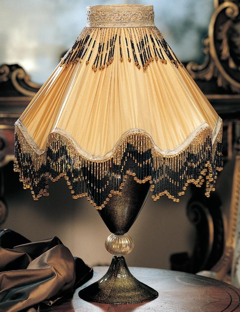 Настольная лампа с бахромой