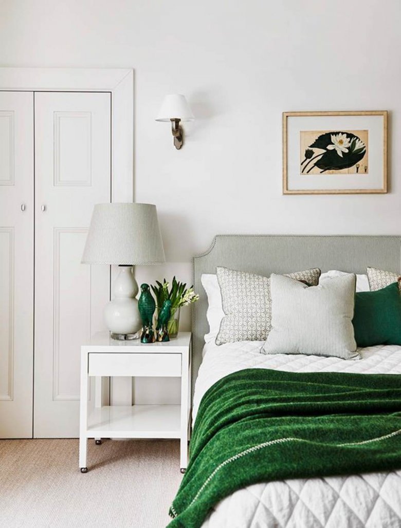 Белая спальня с зелеными акцентами