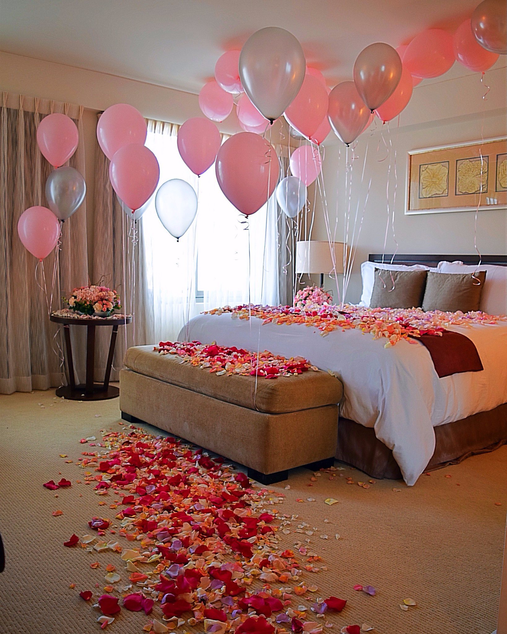 Комната с шарами. Украшения для комнаты. Романтическое украшение комнаты. Спальня для новобрачных. Красивые украшения для комнаты.