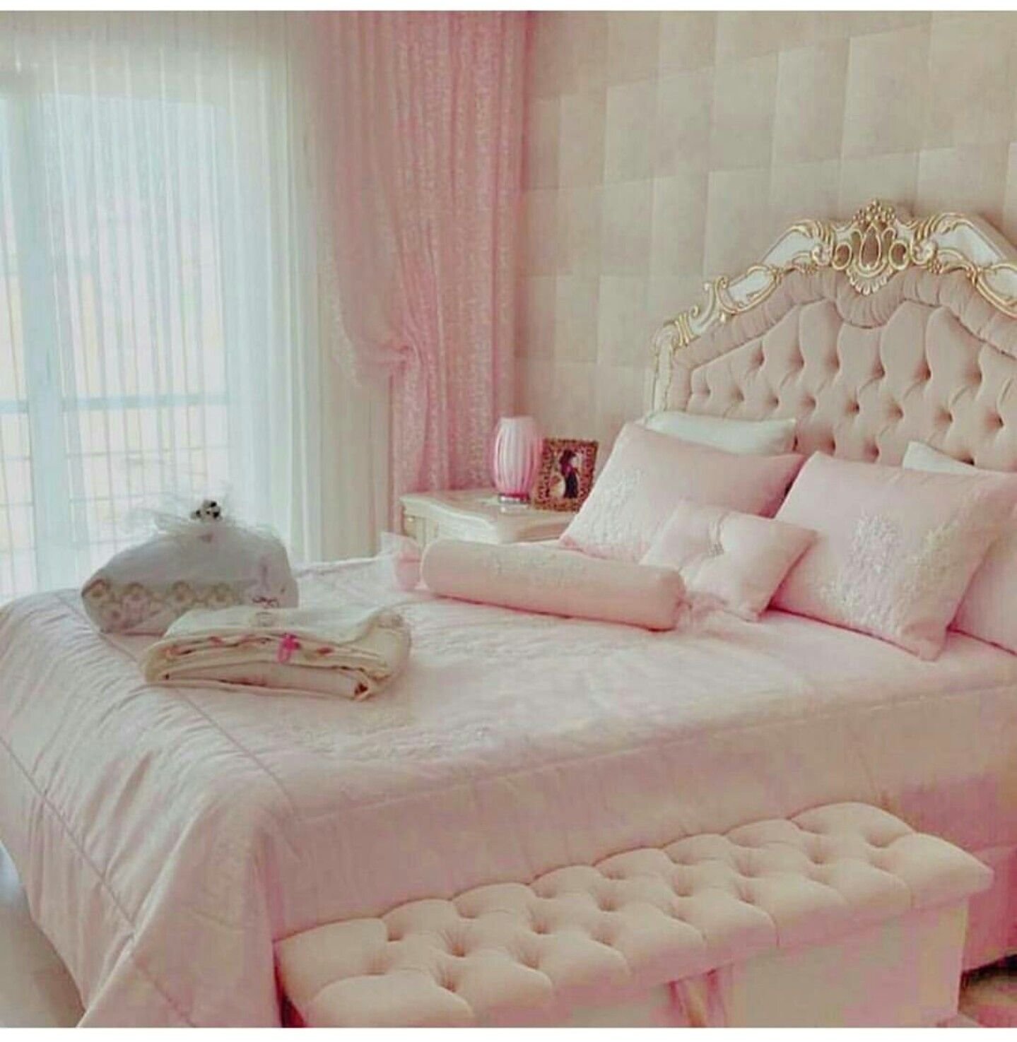 Спальня в розовых тонах. Спальня в розовом стиле. Бело розовая спальня. Спальня в бело розовых тонах.