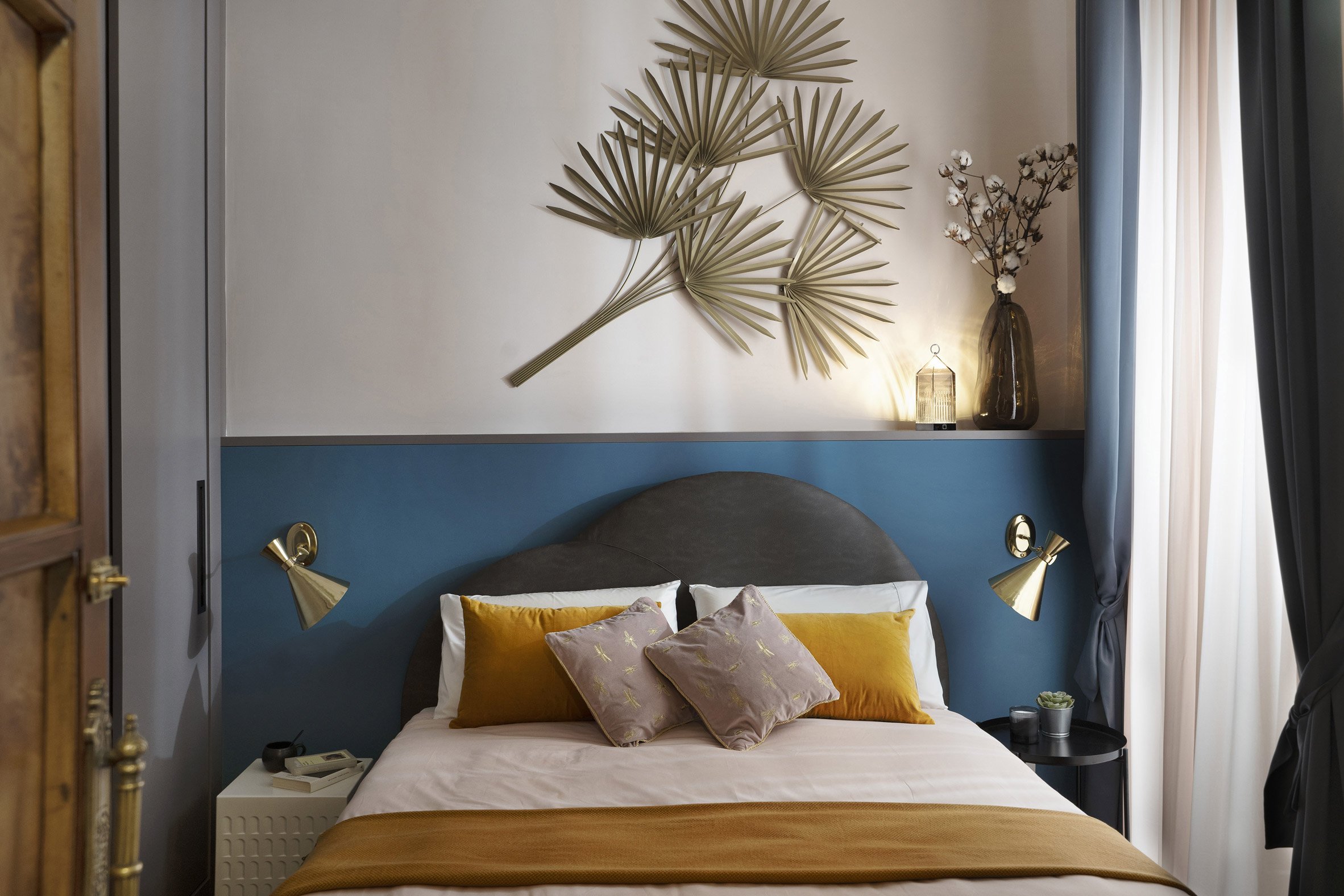 Золотой декор стены в спальне над кроватью