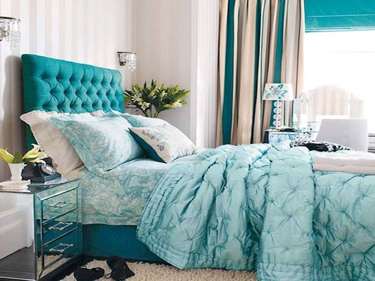 Кровать бирюзового цвета в спальне