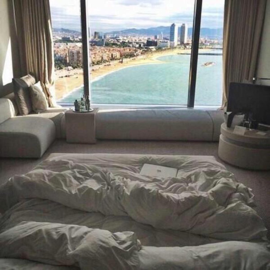 Красивая кровать с видом на море