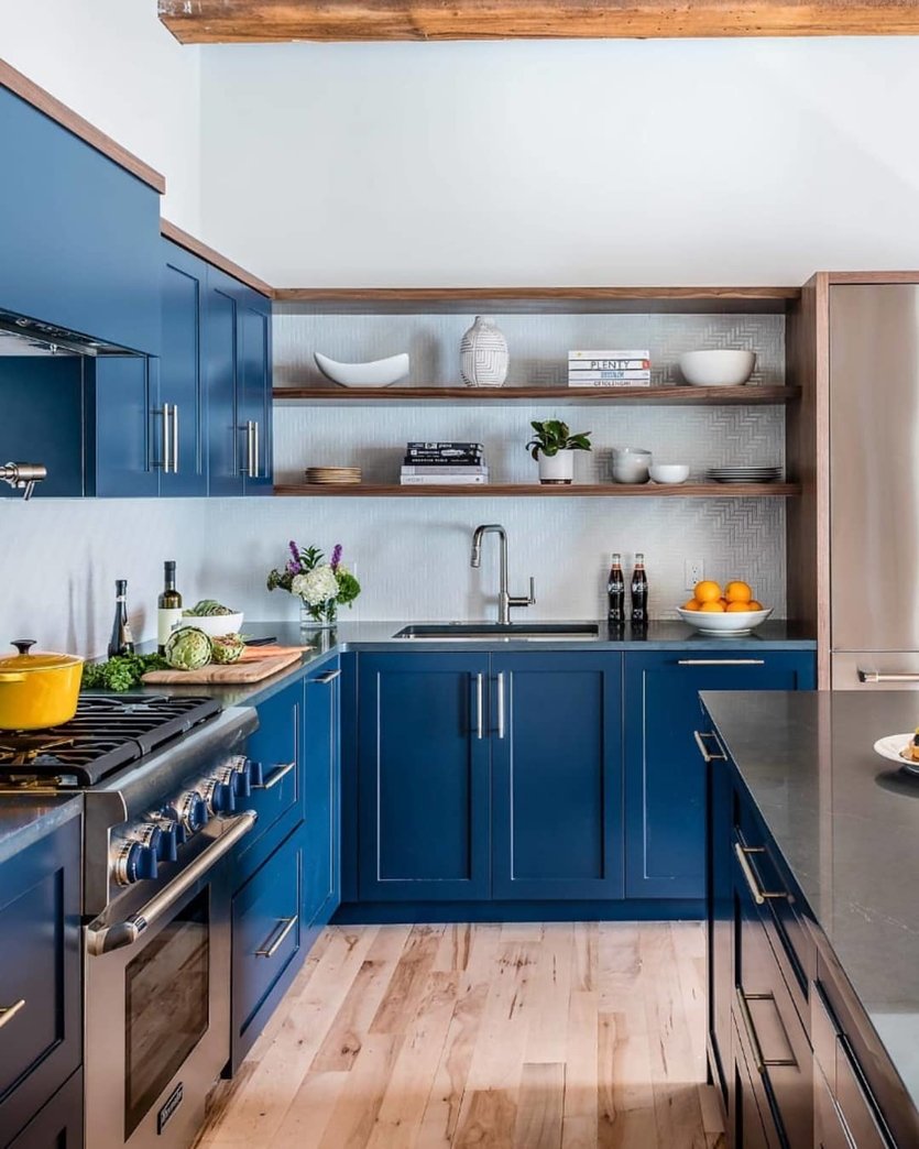 Синяя кухня с открытыми полками