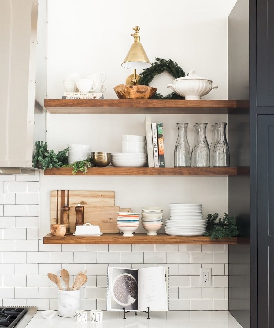 Кухня с открытыми полками