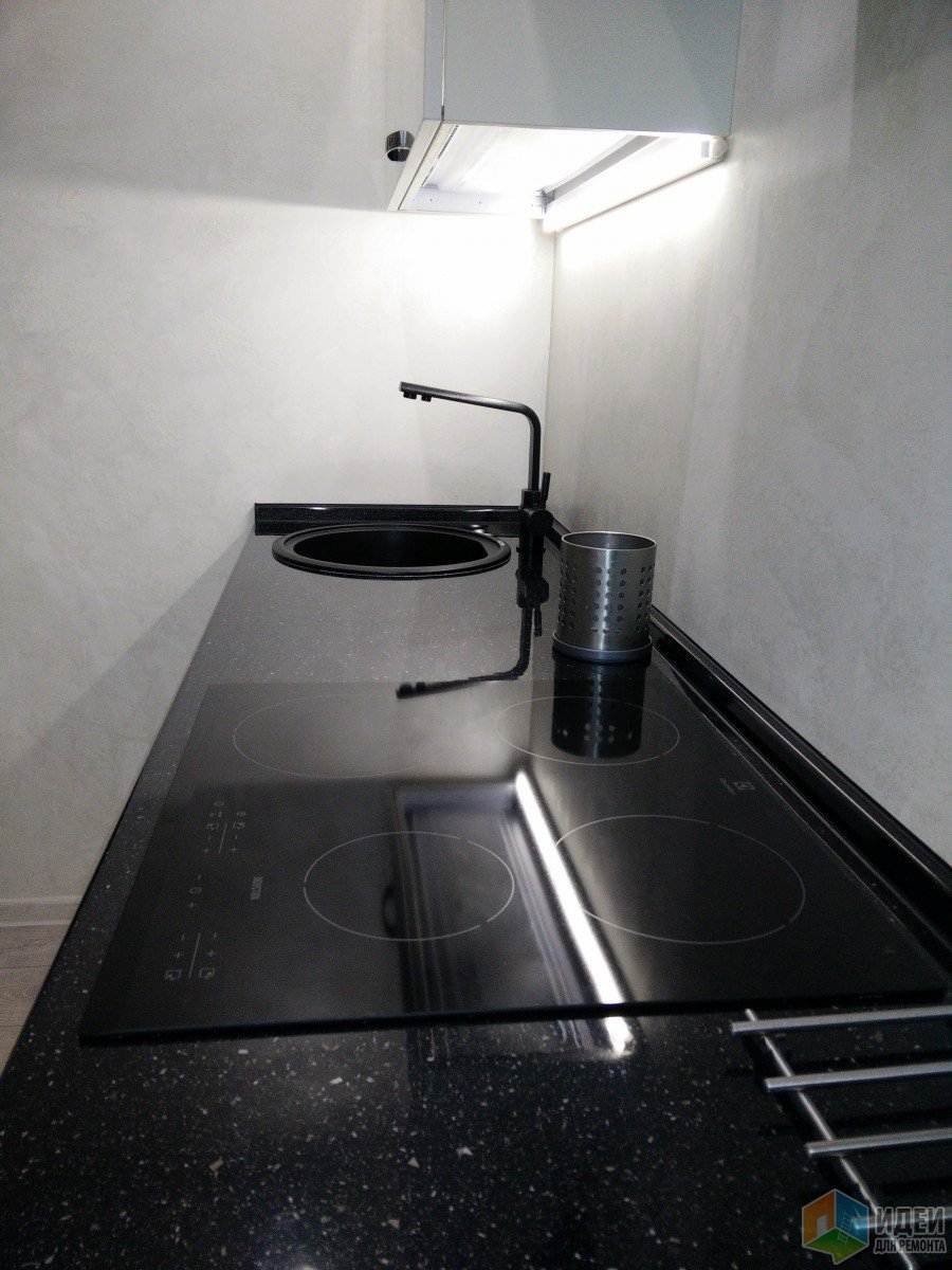 Черная мойка на белой столешнице