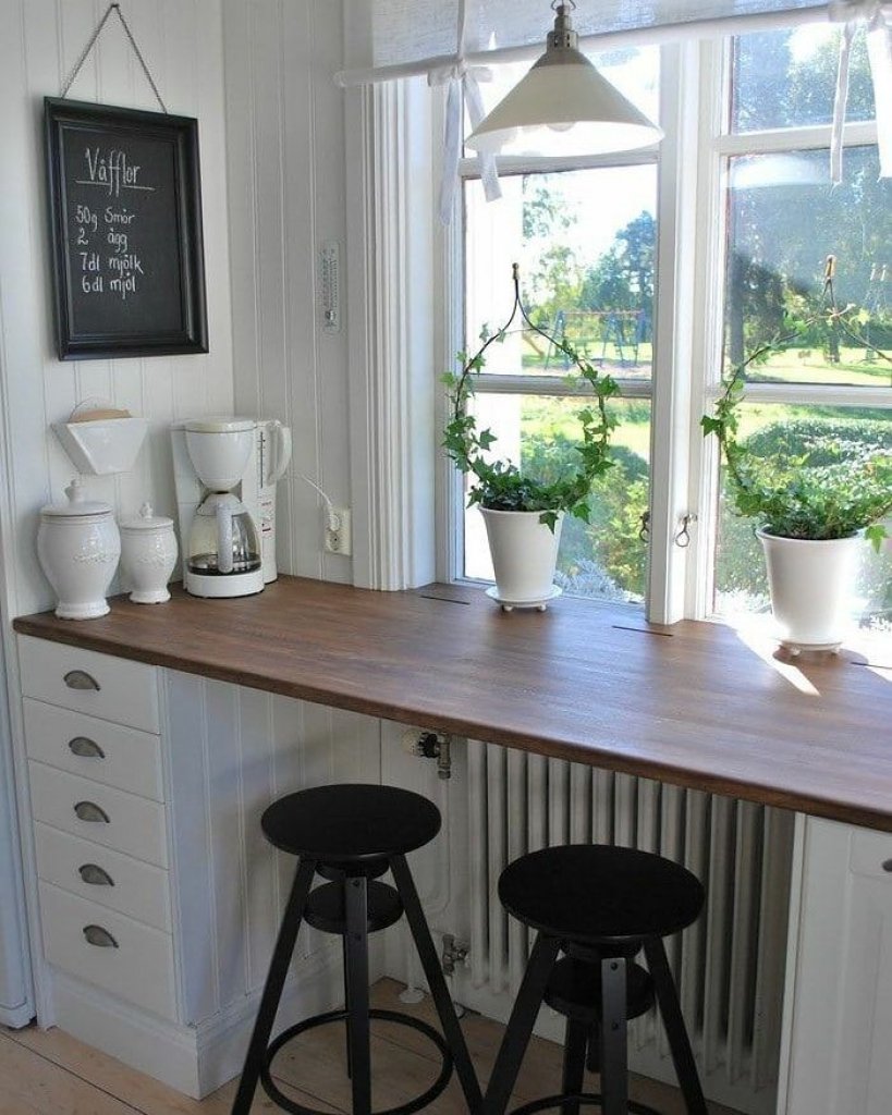 Кухонный стол возле окна