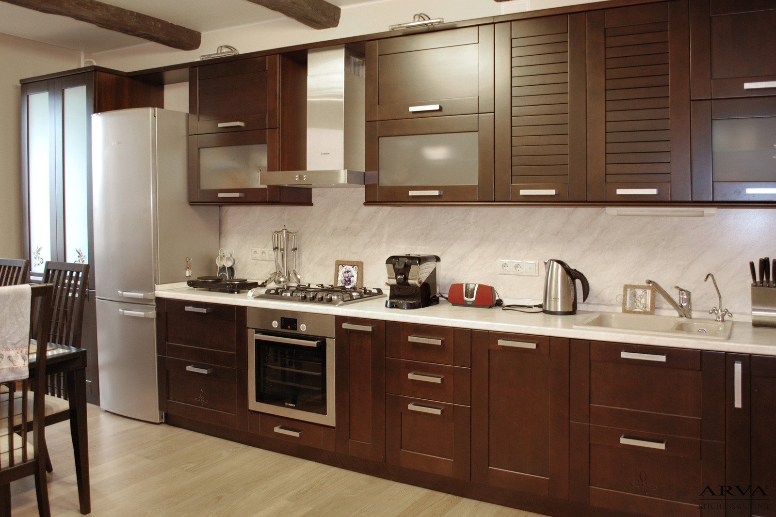 Кухонный гарнитур коричневый цвет