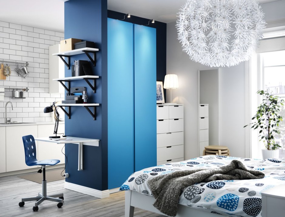Синий шкаф в интерьере спальни