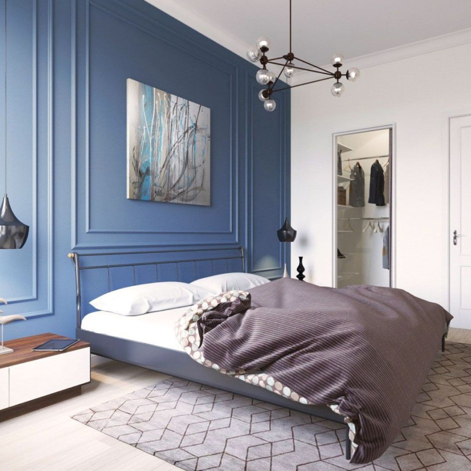Синяя кровать в интерьере спальни с мягким изголовьем