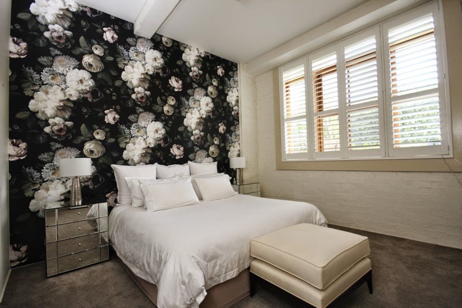 Спальня с мелкими пионами на стенах