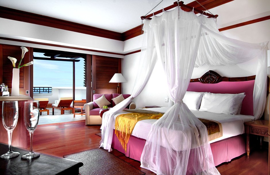 Кровать с балдахином в отеле