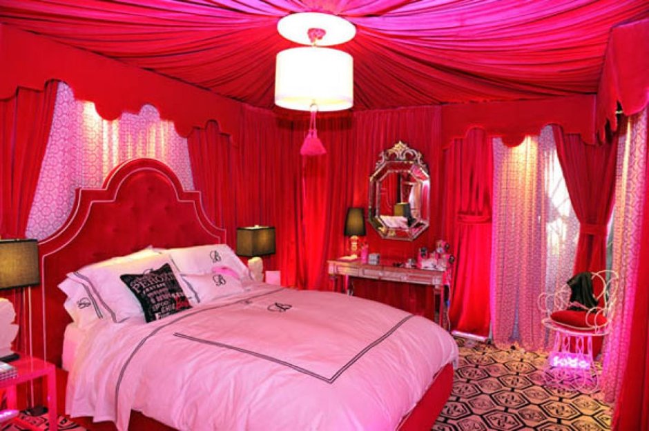 Спальня в стиле Барби