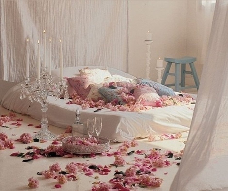 Лепестки роз на кровати