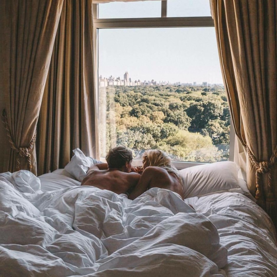 Влюбленные утром в постели