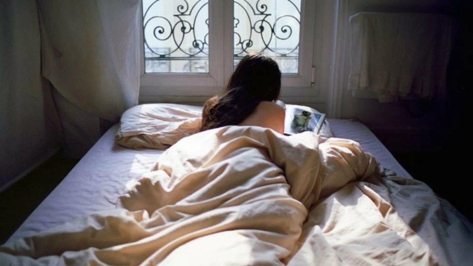 Девушка утром в кровати