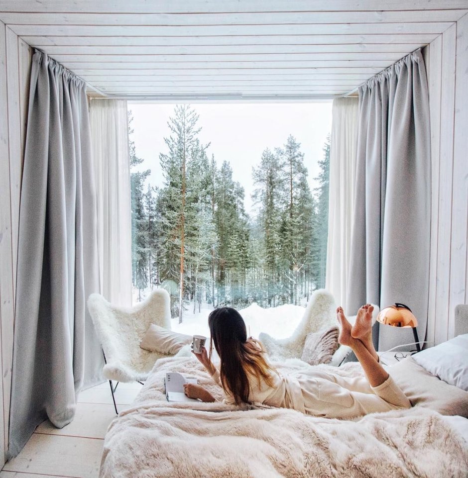 Девушка в уютном доме