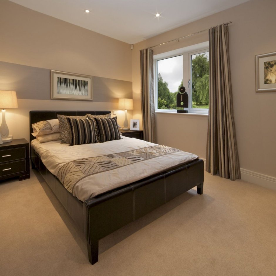 Спальня с темной мебелью