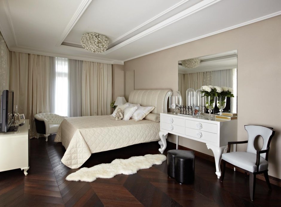 Спальня в классическом стиле с темным полом