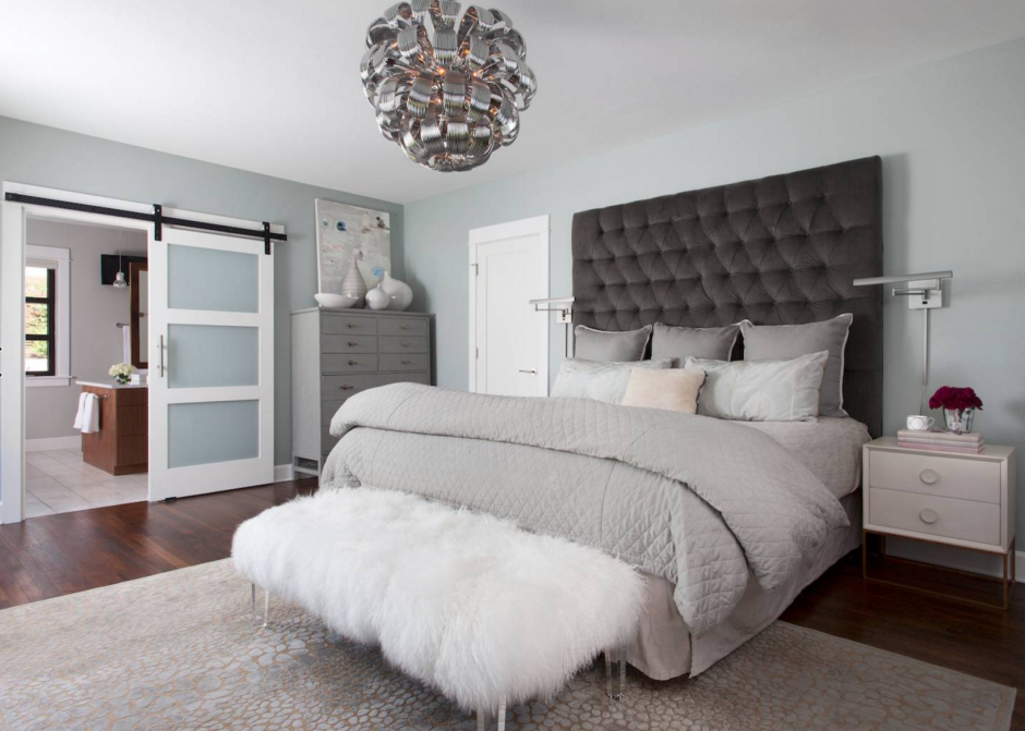 Светло серая кровать в интерьере