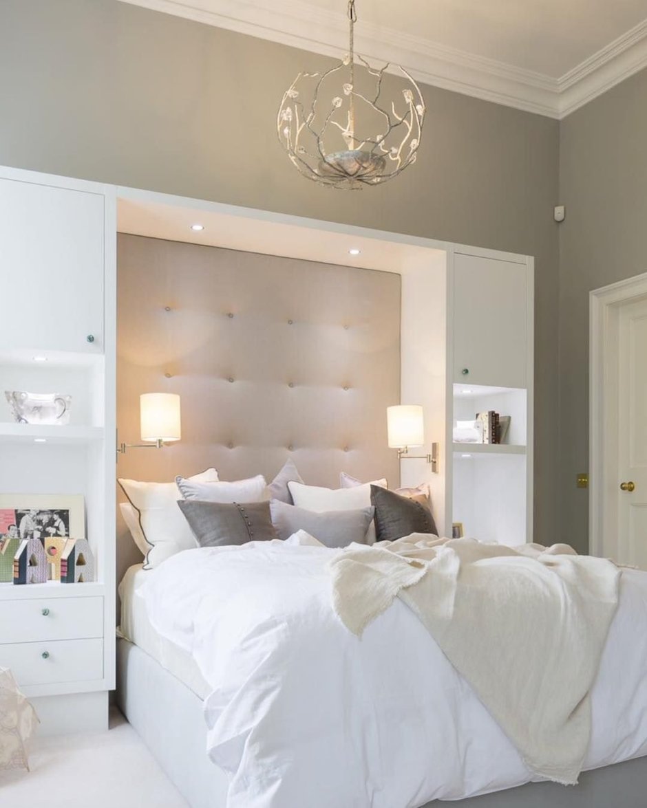 Шкаф вокруг кровати в спальне