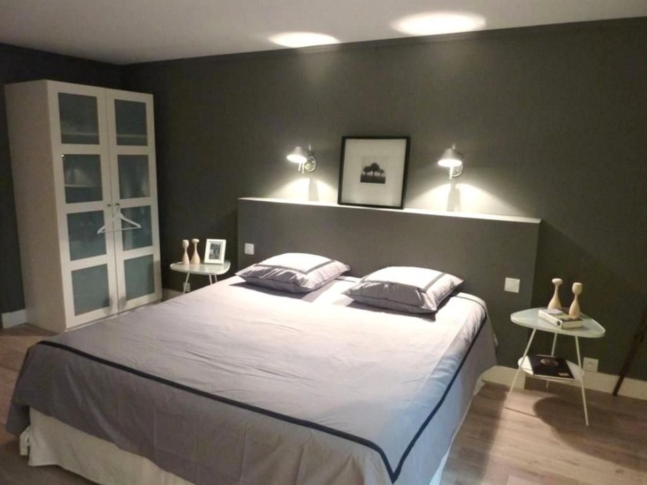 Светильники над изголовьем кровати в спальне