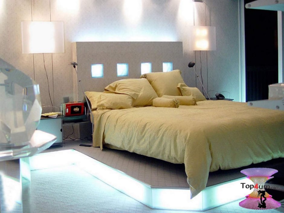 Светильник на изголовье кровати